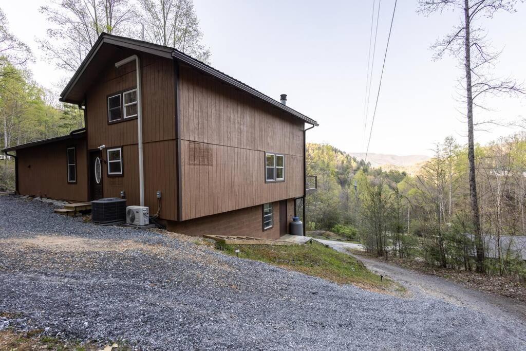 Family Near Smoky Mtn Entrance Nantahala *